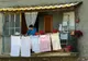 O femeie întindea mereu rufe murdare pe sârmă. Adevărul dureros pe care l-a aflat vecina ei 