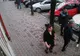 Scandal cu bâte și răngi în centrul Bistriței, pentru un loc de parcare (VIDEO)