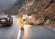 Accident grav pe Defileul Jiului - Un bolovan a căzut peste un autoturism, un bărbat fiind scos în stop cardio-respirator din mașină