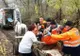 Imagini scandaloase surprinse în România! Pacient dus cu căruța la ambulanţă, din cauza drumului 