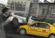 Accident grav în Bucureşti. Maşină de poliţie, răsturnată peste un taxi. Imagini de la faţa locului