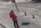 IMAGINI REVOLTĂTOARE: Lovește un copil de câțiva ani cu picioarele (VIDEO)