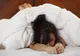 Tatăl a găsit o jucărie sexuală pe patul fiicei de 14 ani. S-a uitat mai bine ce era, a ÎNCREMENIT
