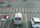 Un șofer a fost prins în timp ce își vopsea propriile semne de circulație în trafic