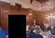 Lua cina cu soția și s-a lăsat pozat. S-a cutremurat când a văzut cine stătea în spatele lor