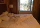 S-a trezit singur în camera de hotel și s-a uitat pe fereastră. Trișase moartea