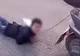 Și-a legat copilul de scuter și l-a târât pe pământ. Cum a fost posibil