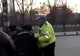 De tot râsul: Şapte poliţişti pentru a imobiliza un bărbat (VIDEO ŞOCANT)