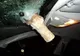 La un pas de tragedie! A aruncat bradul de la balcon, peste mașinile din parcare