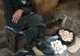 Emoţionat! Ce a păţit acest bătrân care vindea ouă la colţ de stradă te va lasă fără cuvinte