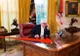  Fotografia cu Donald Trump care a revoltat internetul: Ce face preşedintele american la birou?