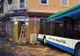Accident groaznic! Un autobuz şcolar s-a izbit de zid, zeci de răniţi