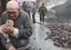 În lacrimi, bătrânul strânge pisica la piept, după ce i-a ars casa. Imaginea face înconjurul lumii