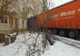 GALERIE FOTO. Accident atipic: un tir a derapat și a ajuns într-un bloc