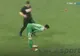 Putea ieși o tragedie. Un fan dinamovist a intrat pe teren și s-a dus la portarul FCSB. Ce-a urmat