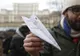 VIDEO. Formularul 600, făcut avioane de hârtie. Flashmob în faţa Ministerului Finanţelor