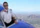 A lăsat manşa avionului şi s-a pozat pe geam. Lumea se întreabă cine i-a făcut poza. Răspunsul, ŞOC!