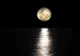 Se uita la lună şi a văzut ceva roşu trecând prin faţa ei. Ce a urmat e HORROR!