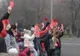Flashmob în Piața Victoriei, cu cartonașe roșii și fluturași de salarii: "Ne furați viitorul!"