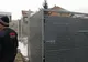 Revoltător! Paznicii unui supermarket din România au închis o femeie într-o cușcă!