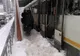 Tramvai deraiat, în Capitală, din cauza ninsorii. Altul, blocat în drum, după ce macazul a îngheţat