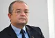 Imagini inedite cu Emil Boc. Deszăpezeşte trotuarul, cot la cot cu muncitorii