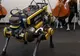 Cu robotul ăsta te poţi duce fără grijă în club. Nu e el atragător, dar dansează divin!