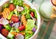 Salata îngrașă. Ce să nu mai adaugi niciodată în ea dacă ești la dietă