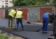 Situație halucinantă la Craiova! Asfaltare cu obstacole. Au turnat covorul în jurul mașinilor