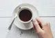 Cum poți bea cafea fără să-ți pătezi dinții