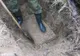 Umbla prin pădure cu detectorul de metale când a găsit o comoară.A deschis cutia, i-a schimbat viaţa