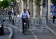 Iohannis, din nou pe bicicletă. A mers la serviciu pe două roți, prin centrul Bucureștiului