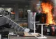 Violențe la Paris de 1 Mai. Mașini în flăcări, gaze lacrimogene, un McDonalds devastat 