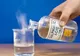 Un bărbat, atacat cu acid sulfuric, fără motiv, după ce a deschis uşa apartamentului