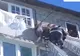 O fetiţă de 7 ani atârna în gol de la etajul 5. L-a sunat pe tatăl ei. Ce a urmat