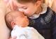 Primele imagini oficiale cu prințul Louis, fotografiat alături de prințesa Charlotte