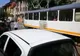 Maşină de lux şi tupeu aferent. A parcat fix pe linia de tramvai! (VIDEO)