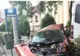 Un autoturism și un microbuz, proiectate pe trotuar, în urma unei coliziuni