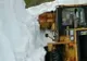 De la căldură sufocantă la zăpadă! Drumul din România, cu mormane de zăpadă de 6 metri 