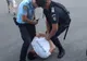 Cine este tânărul cu tricou #FărăPenali, încătușat de jandarmi. Explicație șoc: de ce a fost ridicat
