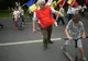 Imagini revoltătoare. Participant la mitingul PSD a bruscat un copil care se plimba cu trotineta