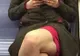 A văzut o femeie care stătea picior peste picior în metrou. S-a uitat mai bine în jos, a încremenit