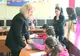 Exemplu de dedicare profesională: profesoară nevăzătoare, învaţă copii nevăzători să citească 