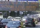 Protest ucis în faşă în Piaţa Victoriei. Bannerul uriaş s-a mutat pe DN1