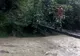 O fetiţă şi un bărbat, captivi pe o stâncă de teama apelor. IMAGINI CUTREMURĂTOARE 