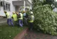 VIDEO. Prăpăd în Bucureşti, după furtună. 21 copaci doborâţi, 13 maşini avariate, case inundate