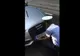A fost filmat momentul când polițiștii desfac numărul de înmatriculare M..EPSD 