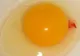 Ce sunt petele roşii pe care le observi când spargi un ou. Acum că ştii, le mai consumi?
