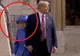 Momentul hilar în care Trump o pierde pe Regina Angliei la doi pași în spate