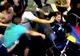 Momentul în care un tânăr a sărit să o apere pe jandarmerița rănită